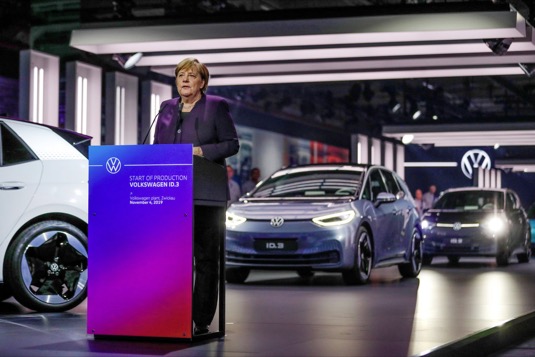 Zahájení výroby elektromobilu Volkswagen ID.3 se zúčastnila také německá kancléřka Angela Merkelová