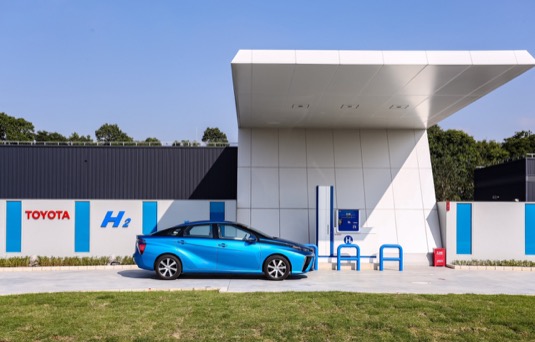 Vodíkové auto Toyota Mirai u vodíkové čerpací stanice