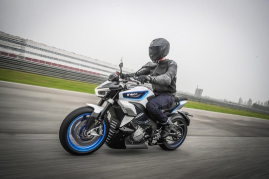 Zdali bude elektrický motocykl RevoNEX k dostání i na českém trhu a jaká bude jeho cena, není v současné době známo. Tchajwanský gigant se již za nedlouho se svými elektrickými motocykly představí také v Praze, a to konkrétně v Letňanech od 14. do 17. listopadu v rámci Veletrhu čisté mobility e-Salon.