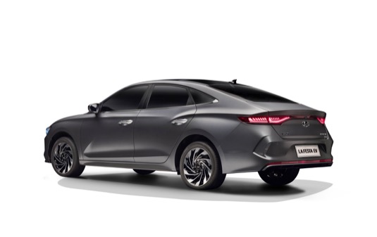 Sedan Lafesta EV rozšiřuje nabídku sportovního sedanu Lafesta o elektrickou platformu, konektivitu a asistenční funkce ADAS