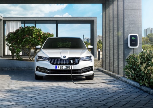 auto plug-in hybrid Škoda Superb IV