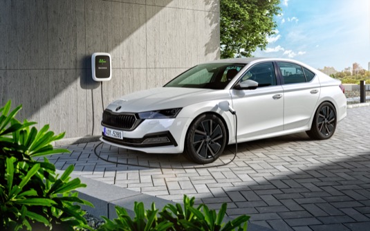Nová Škoda Octavia nabízí pohon všech kol, více možností nastavení podvozku a adaptivní podvozek DCC s volbou jízdního režimu Driving Mode Select