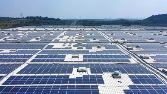 solární elektrárna panely továrna Škoda v Indii