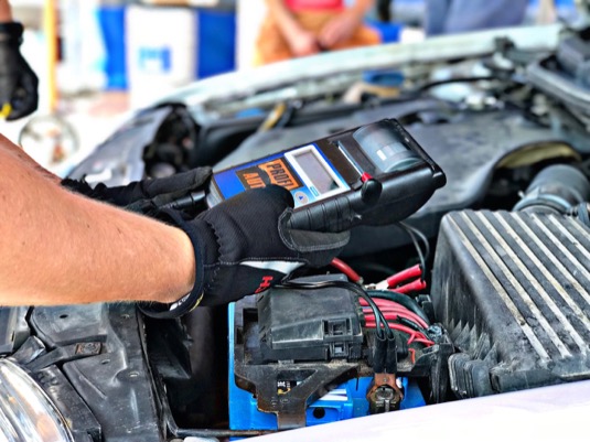 Moderní technologie hýbou automobilovým trhem čím dál víc. Není to tak dávno, kdy řidičům stačilo mít auto s automatickou převodovkou, tempomatem nebo jednoduchým parkovacím asistentem.
