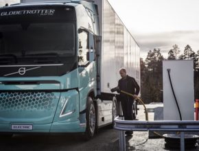 Jak lze snížit dopady nákladní dopravy na životní prostředí a na klima, i když poptávka po přepravě stále roste? Řešením mohou být elektrické kamiony.