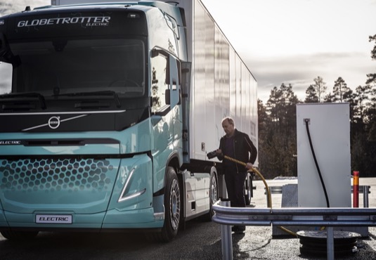 Jak lze snížit dopady nákladní dopravy na životní prostředí a na klima, i když poptávka po přepravě stále roste? Řešením mohou být elektrické kamiony.