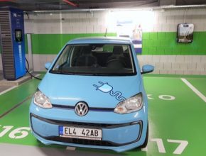 Čtyři nabíjecí stanice v OC Stromovka v Praze na Letné o výkonu 75 kW jsou první svého druhu v síti PREpoint.