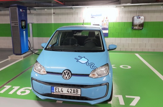 Čtyři nabíjecí stanice v OC Stromovka v Praze na Letné o výkonu 75 kW jsou první svého druhu v síti PREpoint.