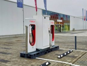auto nabíjecí stanice Tesla Supercharger