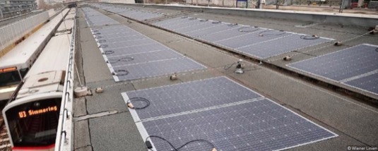 Sluneční energie z fotovoltaických fólií pohání stanici vídeňského metra