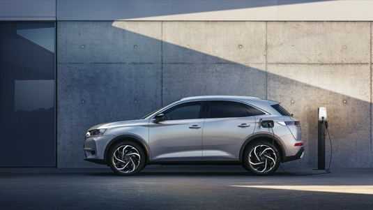 auto plug-in hybrid DS 7 CROSSBACK E-TENSE 4x4 začíná na 1 395 000 Kč