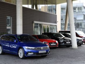 Přichází největší změna v historii společnosti. Elektromobilita a digitalizace, změna klimatu a nové emisní normy vyžadují zcela nové produkty, procesy a obchodní modely. Porsche Česká republika se hodlá angažovat také v čím dál větším rozvoji elektromobilní infrastruktury.
