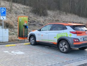 auto elektromobil Hyundai Kona Electric u rychlonabíjecí stanice ČEZ