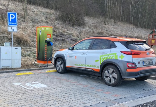 auto elektromobil Hyundai Kona Electric u rychlonabíjecí stanice ČEZ