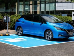 auto elektromobil nový Nissan Leaf u nabíjecí stanice