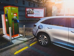 V uplynulých měsících vyrostly stanice na parkovištích Kauflandu doslova po celé republice – od Ostrova nad Ohří až po Karvinou. Skupina ČEZ plánuje ve spolupráci s nákupním řetězcem vybudovat několik desítek těchto zařízení.