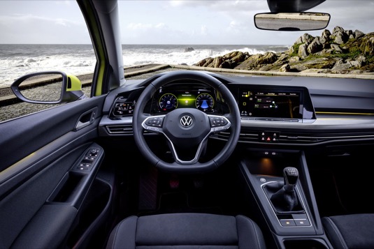 Palubní deska nového Volkswagenu Golf 8. generace