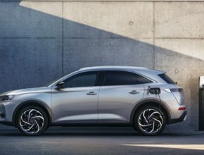 Li-ion baterie plug-in hybridu DS7 Crossback E-Tense 4x4 má kapacitu 13,2 kWh a max. výkon 90 kW. V plně elektrickém režimu auto ujede až 58 km WLTP.
