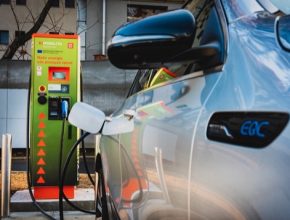 Nejčastěji řidiči elektromobilů doplňovali baterie svých vozů v Praze-Holešovicích a Karlíně, v Olomouci a ve Vestci. Skupina ČEZ aktuálně v ČR provozuje více než 190 veřejných dobíjecích stanic, z toho je 130 rychlodobíjecích. Infrastruktura vzniká i díky evropskému grantu z programu Connecting Europe Facility (CEF).