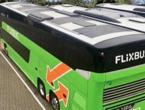 První autobus se solárními panely jezdí mezi Dortmundem a Londýnem. Vyrobená sluneční energie dobíjí zařízení ve voze (klimatizace, USB, Wi-Fi)