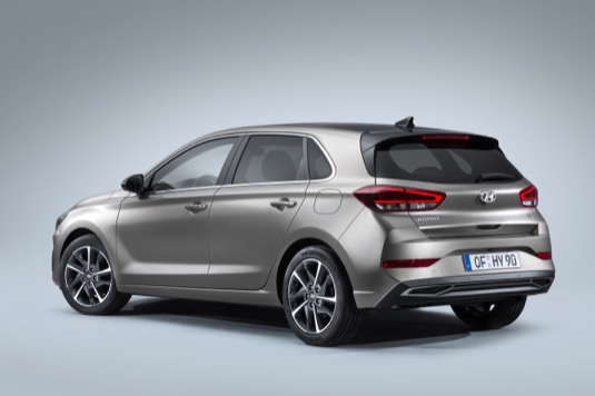 Elektrifikovaný částečně hybridní pohon 48V, dodávaný na přání, zvyšuje hospodárnost.