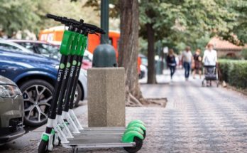 Firma tak chce přispět k rozvoji cyklistické infrastruktury pro jízdu i parkování a zároveň ukázat, že má zájem být městu dlouhodobým a důvěryhodným partnerem. Aktuální předpisy žádnou platbu nepožadují. Bikesharingové služby, jako je Lime, jsou totiž dle platných pravidel z povinnosti platit za zábor veřejného prostoru vyňaty.