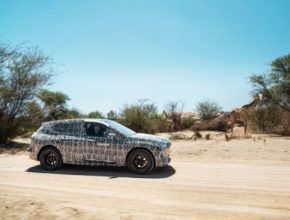 Elektromobil BMW iNext v Jihoafrické republice překonává nejrůznější nástrahy spojené s extrémním teplem, slunečním zářením a prachem na nezpevněných cestách.