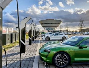 auto elektromobily Porsche Taycan se nabíjení u 350kW nabíjecí stanice v Lipsku