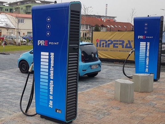 Nabíjecí stanice u obchodního centra Lidl v pražských Čakovicích