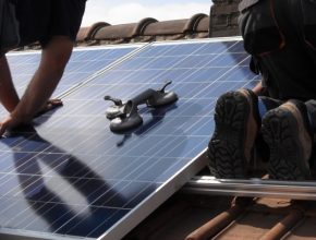 solární panely na střeše instalace fotovoltaické elektrárny