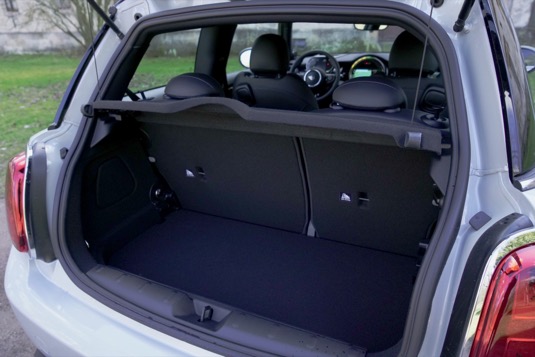 Kufr má objem 211 litrů, respektive 731 litrů v případě sklopení zadních sedadel.