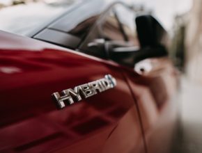 Automobilky se tak vzdálily emisnímu cíli 95 g/km, za jehož nesplnění jim již v letošním roce hrozí sankce. Vyplývá to ze statistiky společnosti JATO Dynamics.