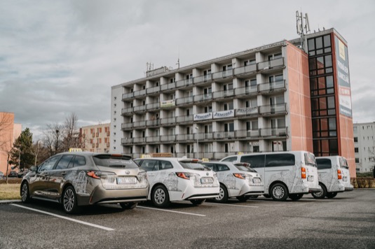 Řidiči taxi i celé taxikářské společnosti čím dál častěji sahají namísto dieselových vozů po hybridních autech. Důvodem jsou nižší provozní náklady i nižší náročnost na údržbu.