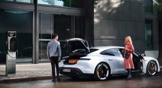 auto elektromobil Porsche Taycan Destination Charging