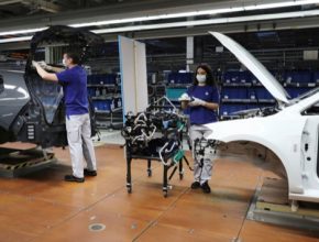 Značka Volkswagen osobní vozy zahájí v týdnu od 20. dubna výrobu v Cvikově a Bratislavě. Od 27. dubna budou postupně obnovovat výrobu ostatní výrobní závody značky Volkswagen v Německu, Portugalsku, Španělsku, Rusku, Jižní Africe a Severní i Jižní Americe.