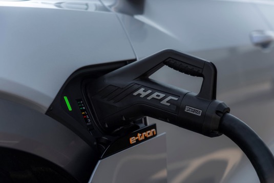 Řidiči elektromobilů Audi přitom profitují z vysoké rychlosti nabíjení, protože nabíjecí výkon až 150 kW je využíván v širokém rozsahu nabíjecího procesu, a to díky sofistikovanému systému řízení provozní teploty lithium-iontových akumulátorů.