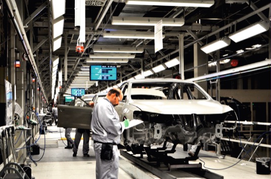 auto automobilový průmysl továrna výroba