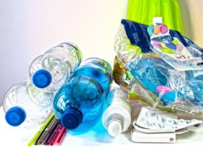 Plastový odpad je v současnosti globálním problémem. Od roku 1950 vzrostla světová produkce plastů více než 200tisíckrát. Rozvinuté ekonomiky jsou schopny v současné době recyklovat jen kolem 30 % plastového odpadu. Hledáním jeho energetického využití se zabývá řada společností po celém světě.