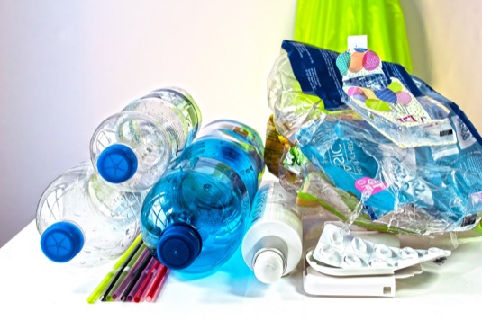 Plastový odpad je v současnosti globálním problémem. Od roku 1950 vzrostla světová produkce plastů více než 200tisíckrát. Rozvinuté ekonomiky jsou schopny v současné době recyklovat jen kolem 30 % plastového odpadu. Hledáním jeho energetického využití se zabývá řada společností po celém světě.