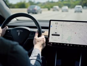 auto elektromobil Tesla Model 3 displej software