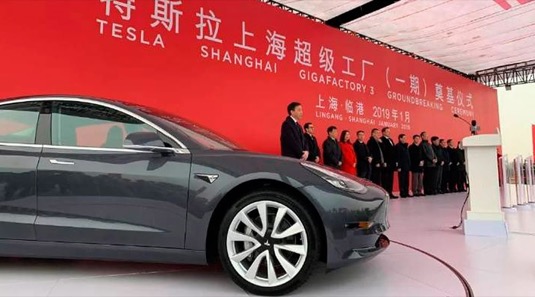 auto elektromobil Tesla Model 3 výroba Čína Šanghaj