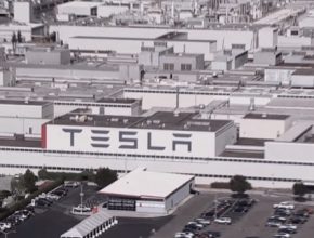 továrna Tesla Fremont na výrobu elektromobilů