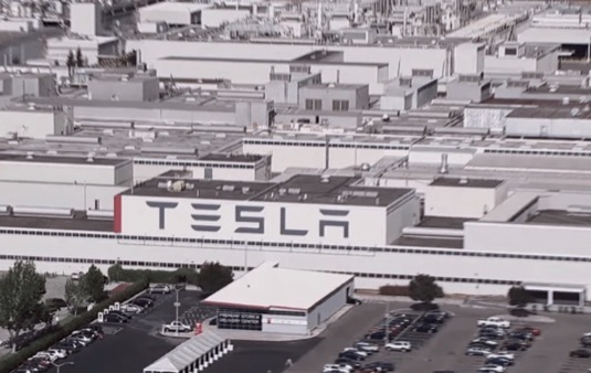 továrna Tesla Fremont na výrobu elektromobilů
