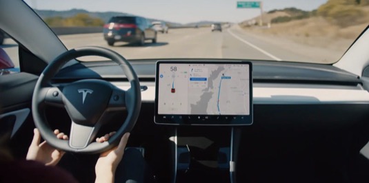 Systém Tesla Autopilot se stal standardní výbavou každého elektromobilu Tesla. K němu lze ovšem navíc dokoupit ještě dokoupit také Full Self-Driving balíček, určený pro budoucí plně robotické řízení.