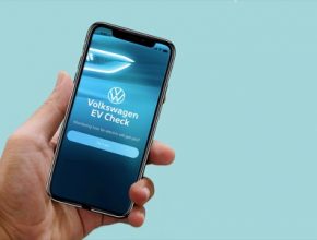 Nová mobilní aplikace Volkswagen EV Check zjistí připravenost uživatele na elektromobilitu. Nabízí také přehledné porovnání reálného provozu konvenčních modelů a elektromobilů.