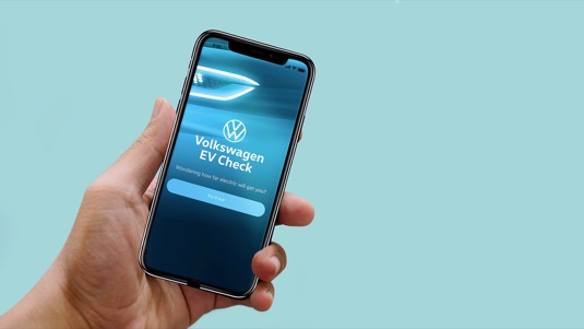 Nová mobilní aplikace Volkswagen EV Check zjistí připravenost uživatele na elektromobilitu. Nabízí také přehledné porovnání reálného provozu konvenčních modelů a elektromobilů.