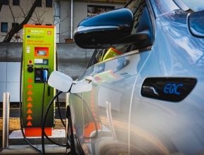 auto elektromobil nabíjecí stanice ČEZ Mercedes-Benz EQC