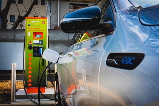 auto elektromobil nabíjecí stanice ČEZ Mercedes-Benz EQC