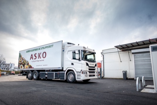 Scania a přední norský velkoobchod potravin ASKO dlouhodobě spolupracují v oblasti dodávek nákladních vozidel. S ohledem na tuto vzájemnou spolupráci obě společnosti společně zkoumají nové technologie elektrifikace.