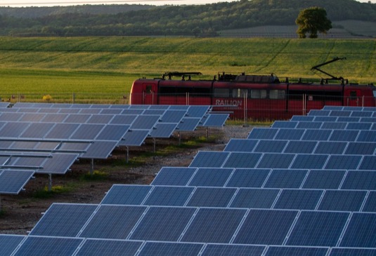 solární elektrárna solární panely články výroba elektřiny obnovitelné zdroje